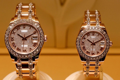 Giới giàu có Nga đua nhau mua đồng hồ xa xỉ để bảo vệ tài sản