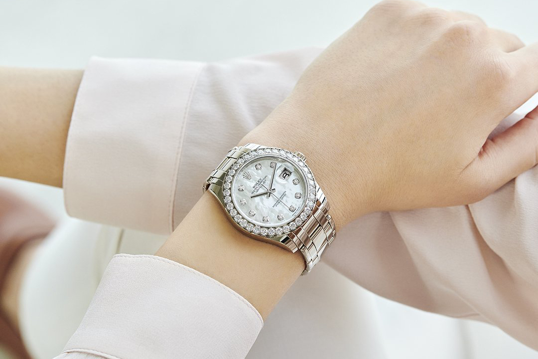 Top 4 mẫu đồng hồ nữ chính hãng giá rẻ bán chạy nhất –