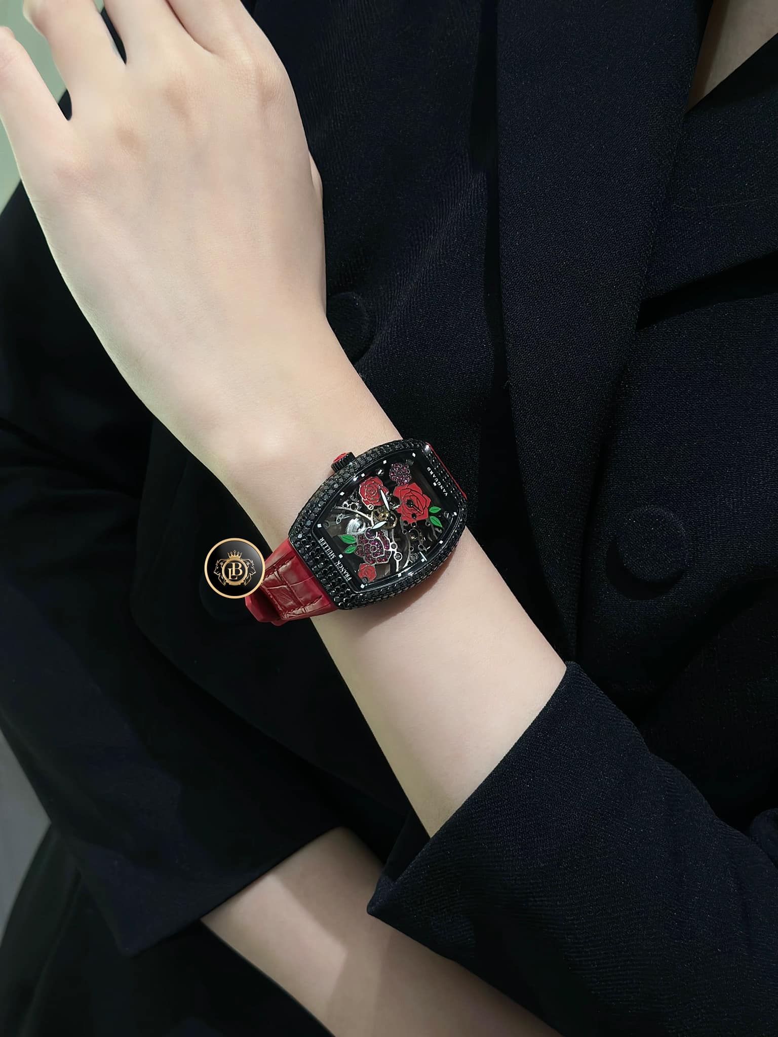 Mê mẩn phiên bản “Những cánh hoa” của chiếc đồng hồ Franck Muller trên cổ tay quý cô