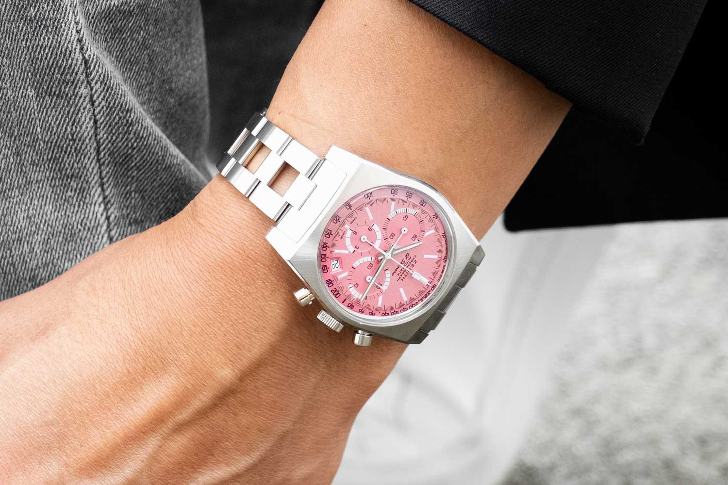 Khám phá những chiếc đồng hồ màu hồng độc đáo xuất hiện tại Dự án The Pink Dial