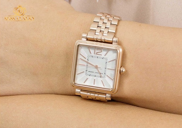 Đồng hồ nữ MARC BY MARC JACOBS mới 95% cọc số đính đá lên tay rất đẹp |  Lazada.vn