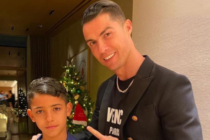 Bố con Ronaldo đeo đồng hồ triệu đô dịp lễ Noel 2019